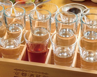 地元限定や季節のお酒も！京都全域の日本酒を飲み比べできる「京都酒蔵館」