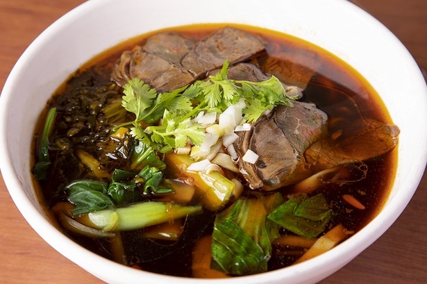 台湾牛肉麺880円。具の牛肉も寸胴の中で煮込むことで、スープの旨味が増す。チンゲンサイ、高菜、パクチーもトッピング