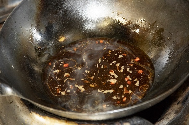 【写真を見る】あらかじめ寸胴で作った牛骨スープを、注文を受けてから中華鍋に移し、熱して仕上げる