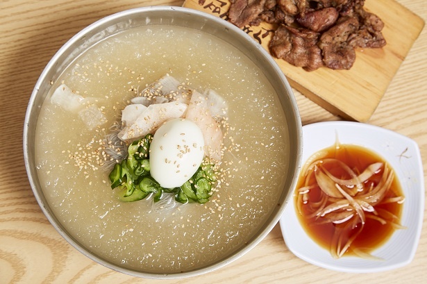 暑い時に特に注文の多い、清涼感あふれる「水冷麺セット」(1274円)。炭火焼肉が付いている