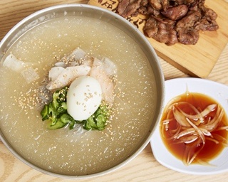 韓国料理の実力店が誇る、シャリシャリ氷の水冷麺