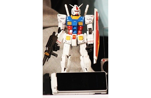 コックピットで充電！大人気“ガンダム携帯”第2弾はオリジナルガンプラ付き！