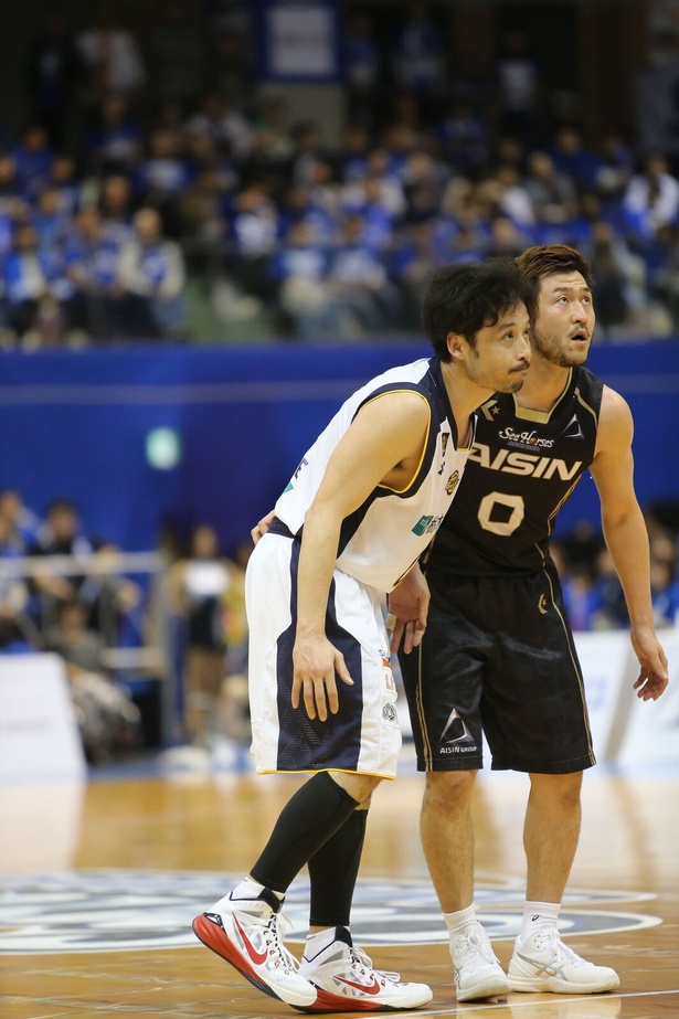 栃木の田臥選手(左)とマッチアップする橋本選手