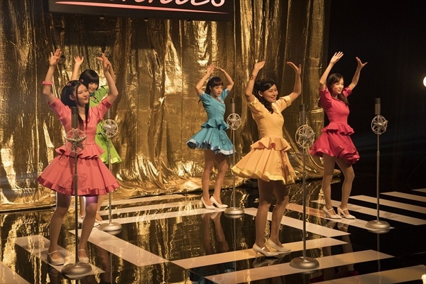 アイドルスマイルで歌い踊る沢尻エリカら“サニーズ”のメンバー