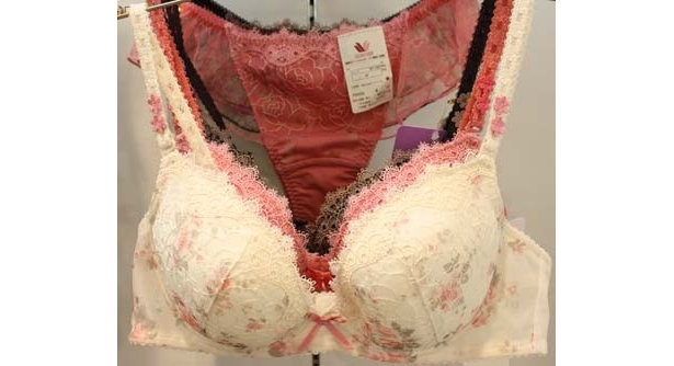 華奢でセクシーな胸元に「LOVEブラ」