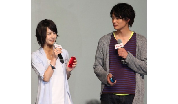 NTTドコモのCMに出演中の堀北真希と岡田将生