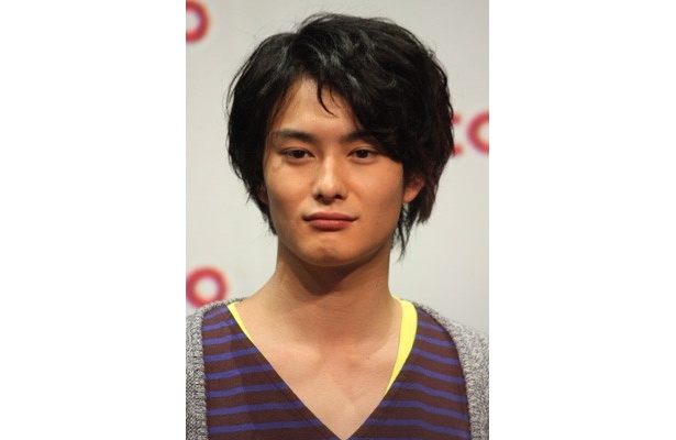 実際に新サービスを使ってみた感想を話す岡田将生