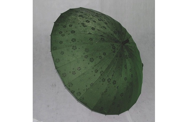 「花時雨シリーズ」は、UVカット90％以上で晴雨兼用としても使える。「花時雨 24本骨傘（手開き）」（3990円・モスグリーン）