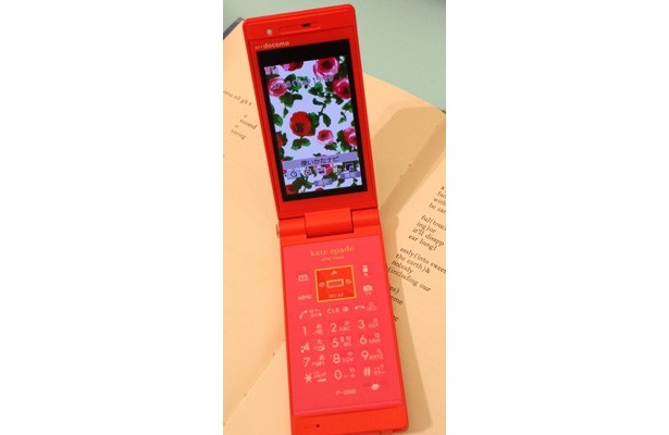 「kate spade」との“コラボケータイ”