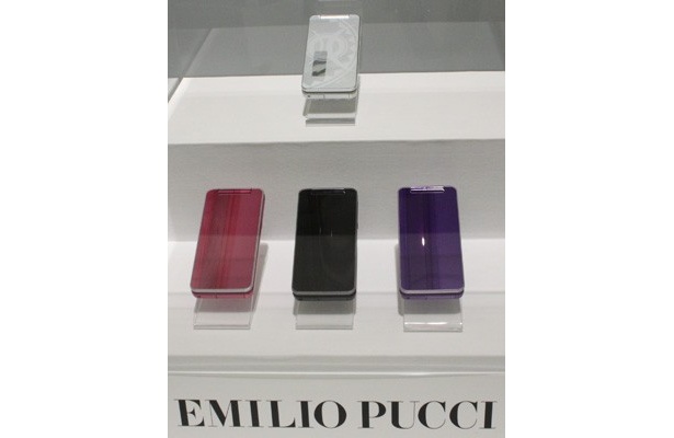 「EMILIO PUCCI」との“コラボケータイ”