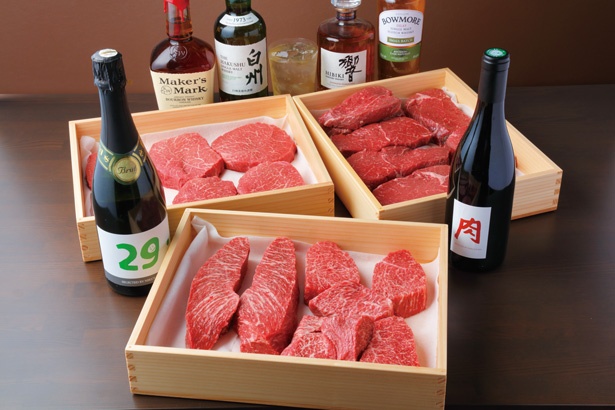 【写真を見る】「お任せコース」(1人5400円)で味わえる料理は約12品で、その日のおすすめ肉が登場する。牛肉のイチボ(手前)、牛肉のシンシン(奥左)など※写真はイメージ