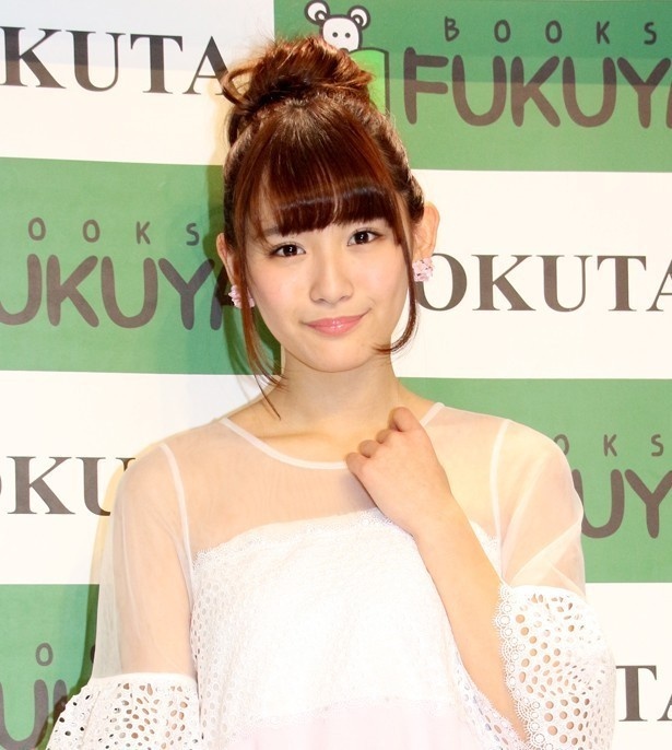 【写真を見る】浅川梨奈のシースルー肩出し衣装で“オトナの魅力”ばっちり!