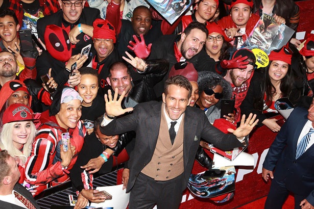 【写真を見る】「デッドプール2」NYプレミアに熱狂ファンが集合!会場が“デッドプールカラ―”に