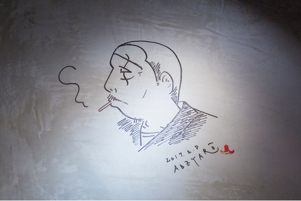 「町屋 あかりや」。壁には安倍夜朗氏が同店を訪れた際に描いたイラストも。店内で探してみよう