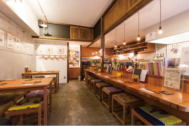 吊り下げ照明、木目調で温かみのある「町屋 あかりや」店内。入口の扉にはステンドグラスがあしらわれている