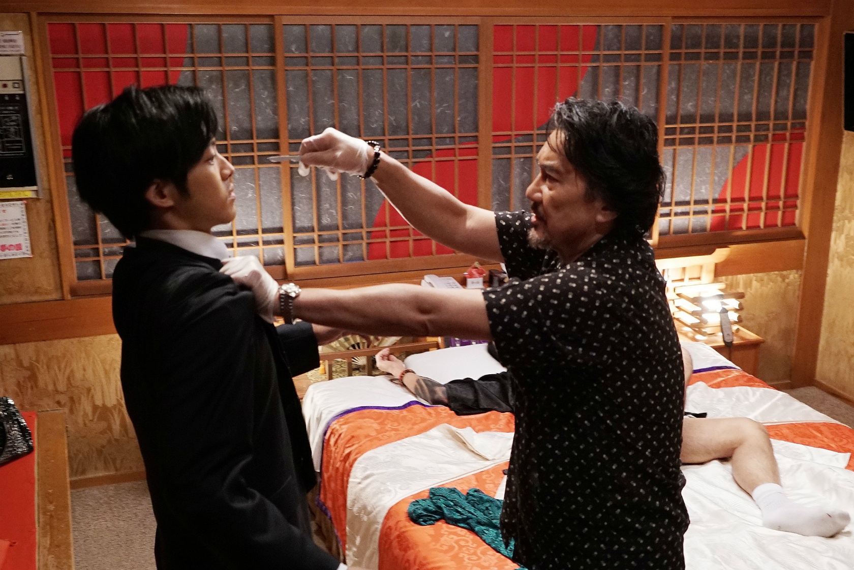 松坂桃李演じる日岡にメスを向ける衝撃シーンも