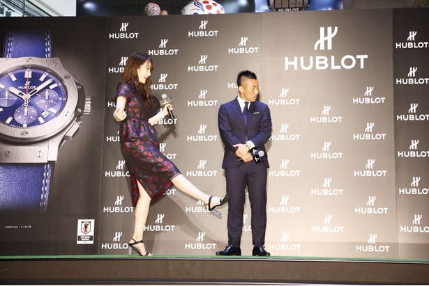 【写真を見る】シュートチャレンジで右足を振り抜き、見事にゴールを決めた高梨臨さん