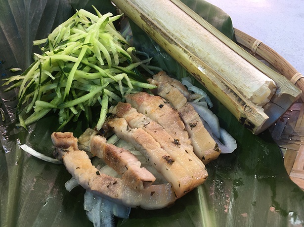 豚バラ肉に香り高いハーブ“刺葱”をまぶして焼いた超レアな先住民料理、烤刺葱豚肉(カウツーソンツーロウ)