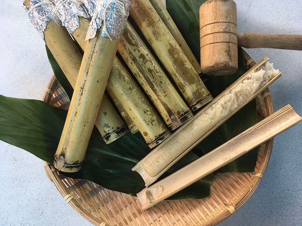 竹筒にもち米を入れて炊飯した先住民料理の竹筒飯(ツートンファン)。竹を割ってホカホカを味わおう