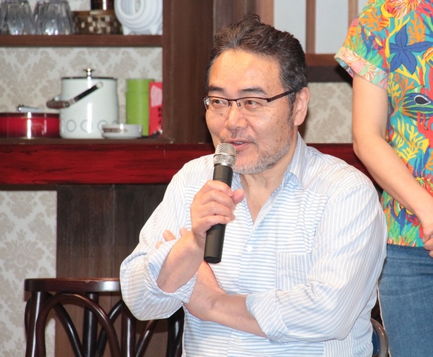 作・演出を手掛けた岩松了。麻生の夫役として劇中にも登場!