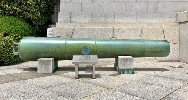 薩摩藩の『青銅百五十封度陸用加農砲』。この砲がかつて配備された鹿児島の天保山台場は、薩摩藩とイギリスとの薩英戦争の開戦を告げた台場でもある。