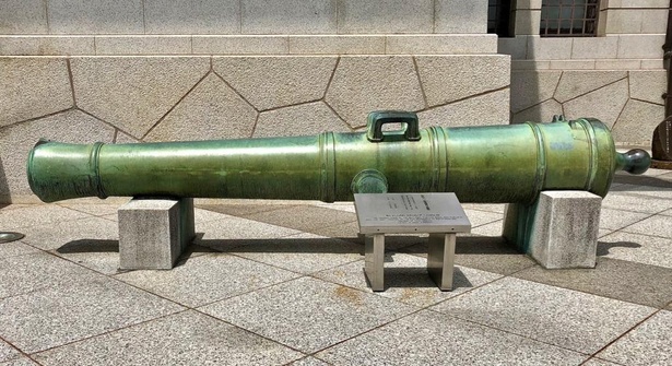 こちらは幕府製の『青銅八十封度陸用加農砲』。薩摩砲と対を成すように置かれている。ディアナ号の砲も含めたこの3門は、屋外展示なので見学無料だ！
