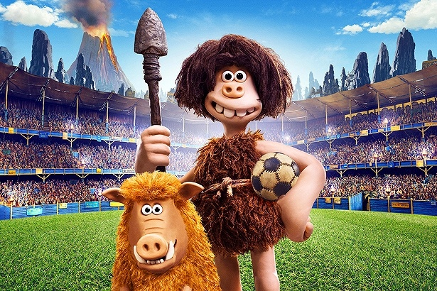 【写真を見る】原始人とサッカーの組み合わせが斬新なビジュアル!