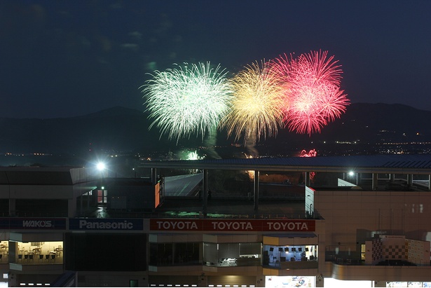 富士スピードウェイの夜空を花火が彩る