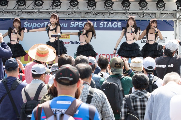 ステージでライブパフォーマンスを披露する2018D'STATIONフレッシュエンジェルズ
