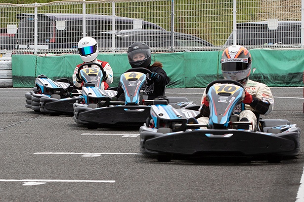 レースの合間、友達同士でカートを楽しんでみては