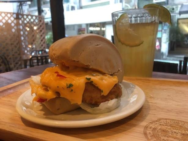 「虎噗食多(ポップストア)」の「台湾ハンバーガー」(864円)
