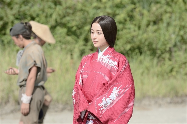 「忍びの国」では、無門(大野智)を尻に敷く気の強い武将の娘・お国を演じる