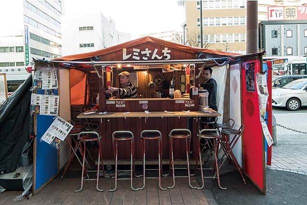 【写真を見る】“福岡の屋台で唯一の外国人店主”と話題を集める「レミさんち」