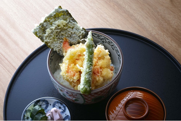 ランチ限定の「かき揚げ丼」(1800円)。極上の海老がたっぷり入った豪華なかき揚げに、旬の野菜と海苔の天ぷらが添えられている