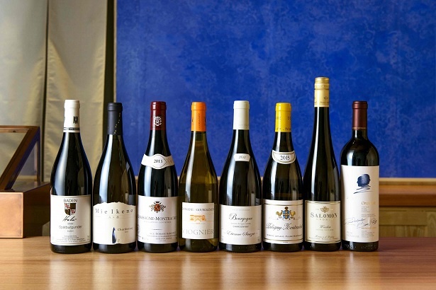 フランスブルゴーニュ地方「エティエンヌ・ソゼ ブルゴーニュ ブラン(シャルドネ種)」(750ml・1万2000円)など、ワインも天ぷらによく合う