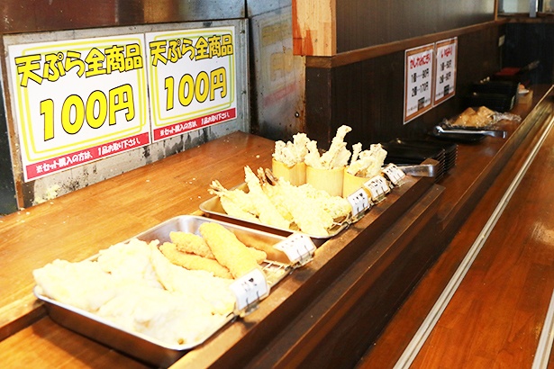 トッピングの天ぷらは全種100円。多くの種類を食べたいなら開店直後が狙い目だ
