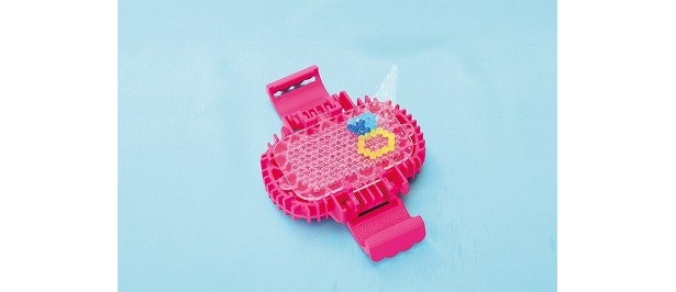 ビーズ全体に水をかける