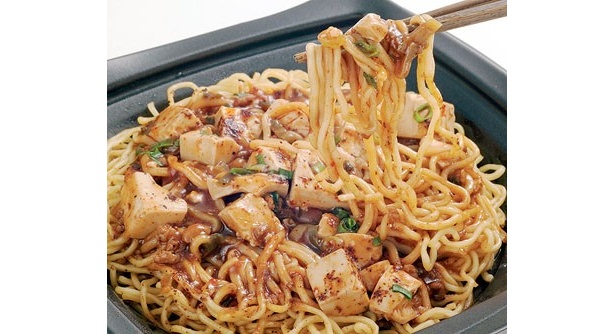 あっさりめの焼きそばの上に花椒が効いたシビレ度100％の麻婆豆腐がのった「四川風麻婆豆腐焼そば」(430円)/ファミリーマート　