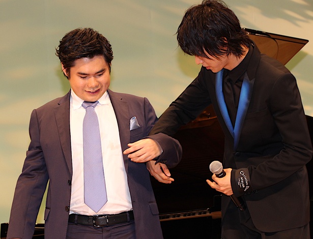 【写真を見る】山崎賢人、辻井伸行の手を取り優しくエスコート
