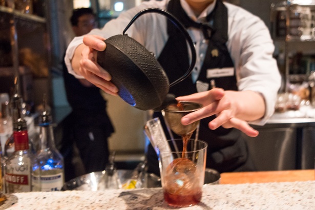 ほうじ茶のネグローニは、目の前でほうじ茶の茶葉を煎っていく