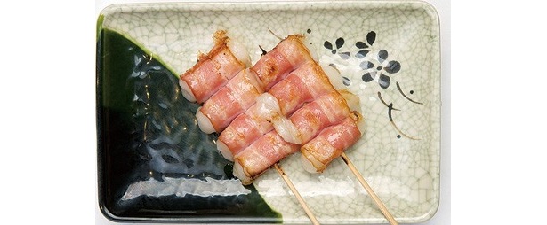 もちベーコン巻（160円）は創業当時からある「串鳥」の人気メニュー