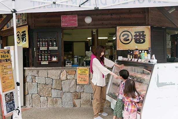 【写真を見る】食材の購入は場内の売店で/神戸ワイナリー