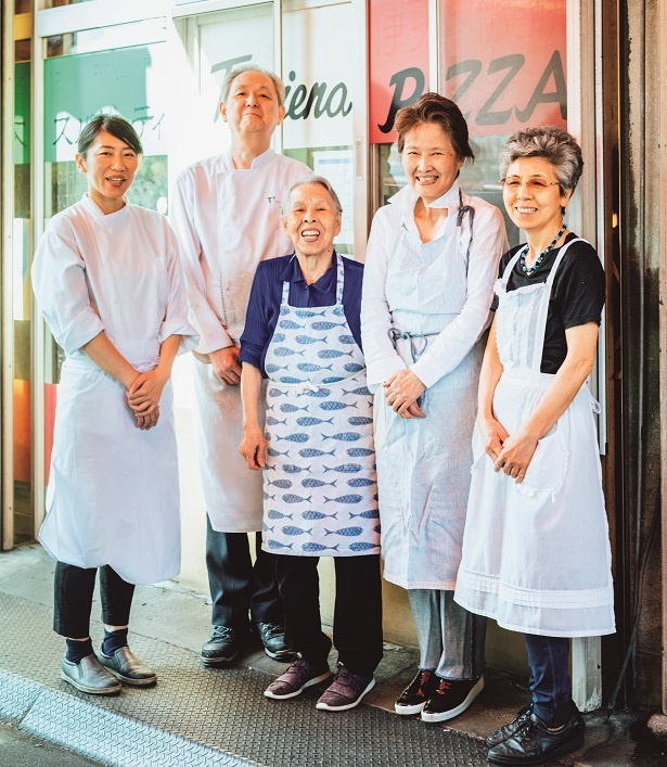 中央のハイカラさんが土井スズ子さん。娘の冨山節子さん(右から2番目)を、35年働く白根武則店長(左から2番目)らスタッフと共に支える