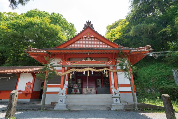 浮羽稲荷神社 / 拝殿は標高約130m付近に位置。神社は花見や遠足の定番スポットとして地元の人に愛されてきた