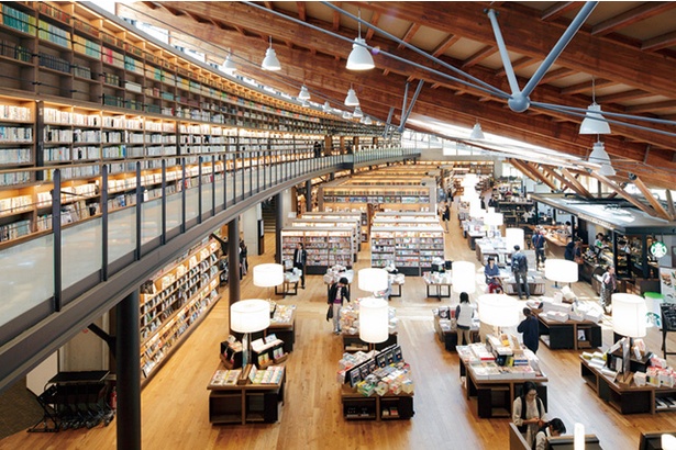 【写真を見る】書店やスターバックスコーヒーを併設する図書館「武雄市図書館・歴史資料館」