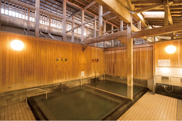 「武雄温泉 元湯」。高い天井と広い浴槽の浴場。レトロな雰囲気が漂う