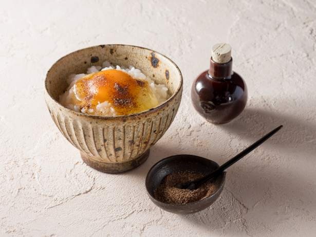 【写真を見る】殿堂入り手土産「料亭の粉しょうゆ」