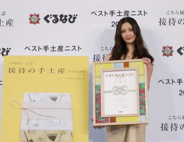 「手土産は、日本人ならではの文化ですよね」と菜々緒