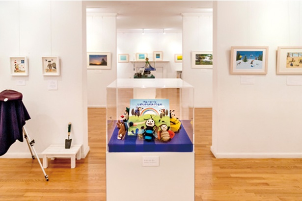 葉祥明 阿蘇絵本美術館 / 展示内容は3か月周期で入れ替えあり。そのほか、館内にはカフェスペースや、物販コーナーもある