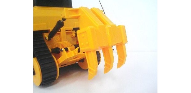 車体の背面には掘削作業に使う「リッパー」も搭載！